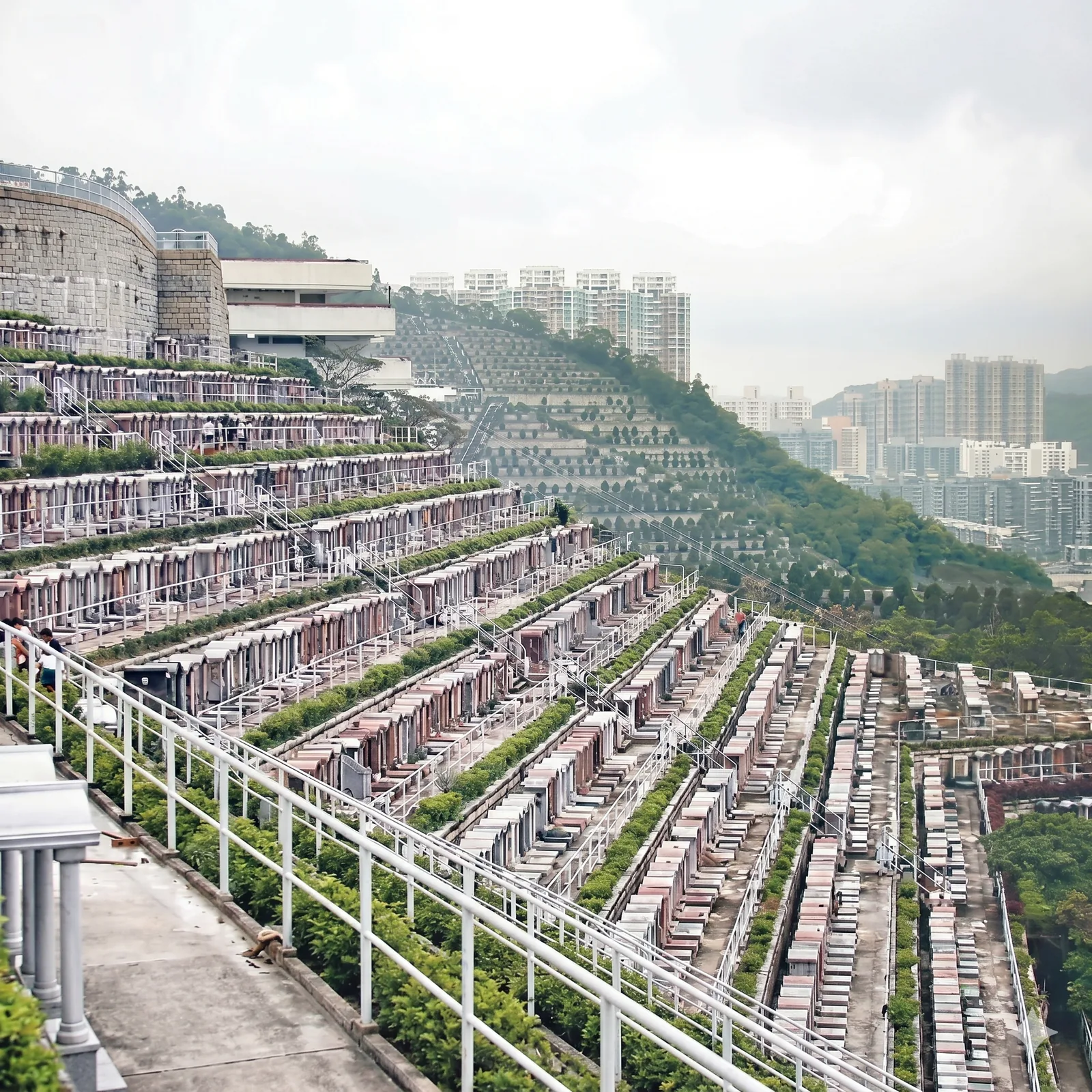 展示食環署和合石墳場公眾土葬申請程序與費用說明
