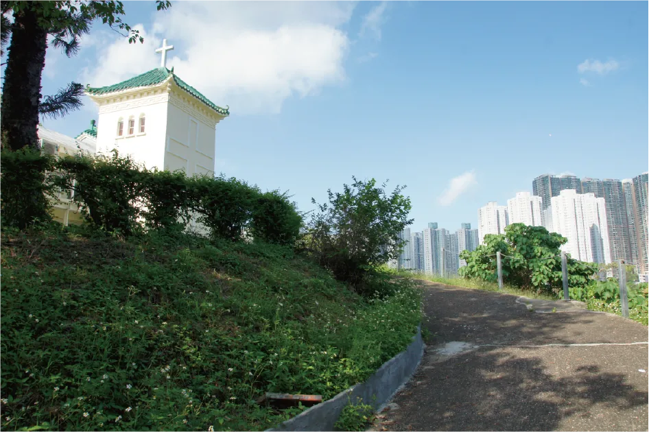 靈實禮拜堂建築特色：琉璃瓦頂、八角窗戶與明亮落地玻璃，祭台後方設有色彩繽紛的馬賽克十字架。