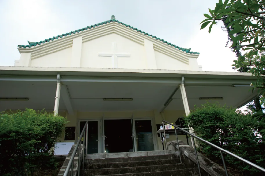 靈實禮拜堂室內環境：1961年落成的聖所，為病人家屬提供心靈慰藉與舉行出殯儀式的空間。