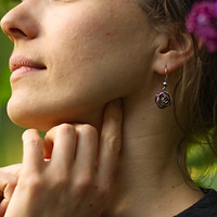 Nahaufnahme des Gesichts einer Person, die eine Kieferentspannungs Übung, über das Zungenbein macht