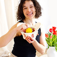 Beckenbodentrainerin, die ein Beckenmodell mit blase zeigt, Blasentraining