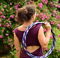 Frau mit handgemachtem travel Hula Hoop über der Schulter