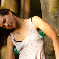 Bewegungspädagogin Bella Ressy, die einen Schulterentspannungsübung mit den Franklin-Methode Bällen macht und die Bälle dabei unter den Achseln hält