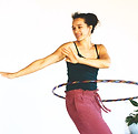 Hoopdance Trainerin mit Dancehoop am Bauch