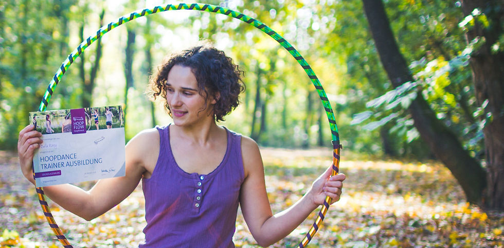 Bella Ressy Hoopdance Trainerin mit Hoopflow Zertifikat und Hula Hoop in der Hand