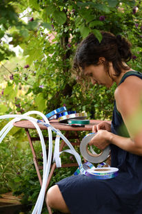 Hoopdance Bella Ressy Trainerin beim HulaHoop bauen im Garten
