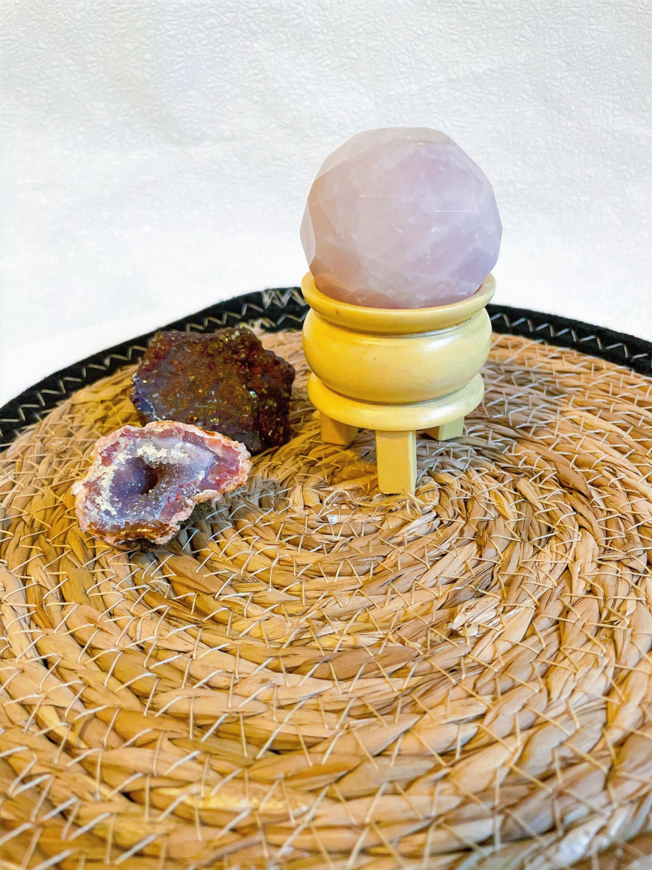 Rozenkwarts healing bal op standaard