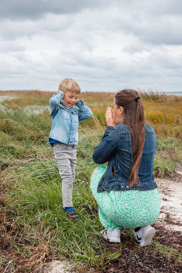 Familieportræt (efterår). Stemningsbillede af barn og forælder i sommerhusområde.