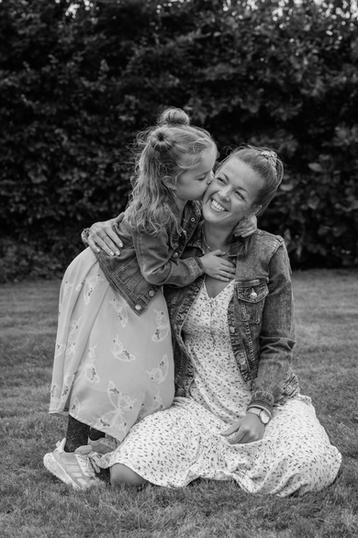 Familieportræt (efterår). Stemningsbillede af barn og forælder i sommerhusområde.