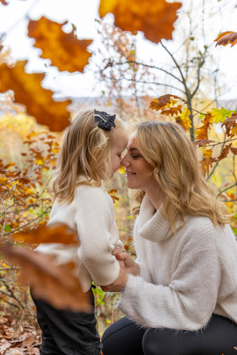 Familieportræt (efterår). Stemningsbillede af barn og forælder i Sveriges smukke skove.