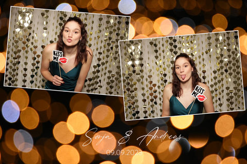 Screenshot eines Bildes aus einer Fotobox, das 2 Fotos auf einem Bokeh-Hintergrund zeigt. Auf den zwei Fotos ist eine junge Frau im Kleid zu sehen, die ein Schild mit "Kiss me" vor ihrem Körper hält.