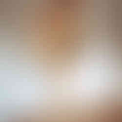 Eine hochwertige hölzerne Fotobox steht in einem Raum vor einer weißen Wand. Oben auf der Box befindet sich ein großer Studioblitz. Aus der Fotobox hängt ein Kabel. Vorne hat die Fotobox einen großen Bildschirm und einen Ausschnitt für das Kameraobjektiv. Aus der Box hängt ein Kabel.