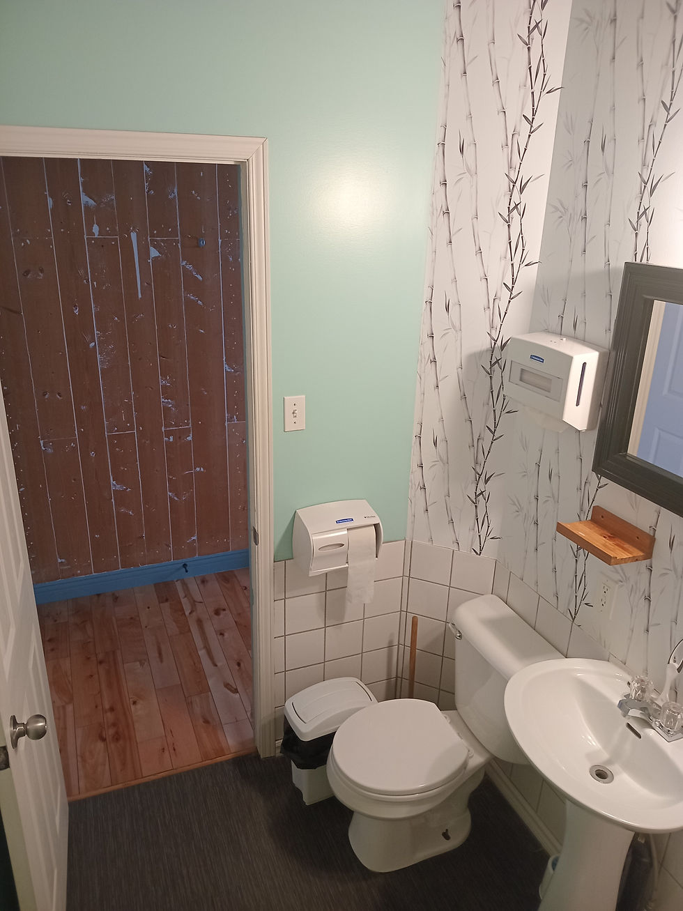 Salle de bain privée vue sur la porte et le couloir
