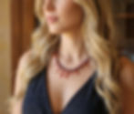 Collana Corallo mediterraneo e perle nere di fiume indossata