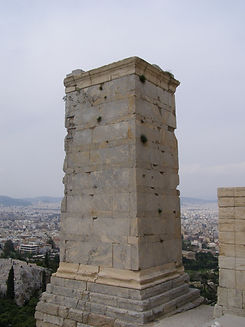 Athina_Akropol_pomnik_Agryppy.jpg