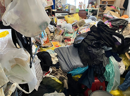 ゴミで埋もれている部屋