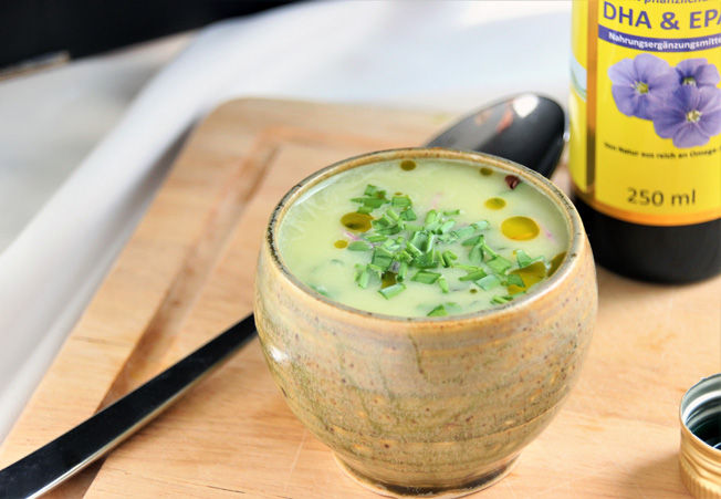 Gerstengras Suppe mit frischem Gerstengras