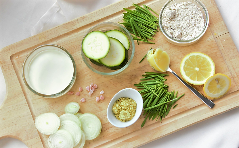 Gerstengras Suppe mit frischen Gerstengras