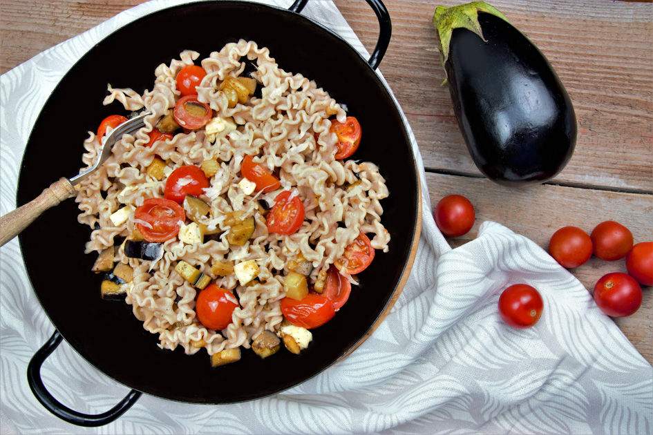 Dinkelnudeln mit Tomaten, Halloumi und Melanzani