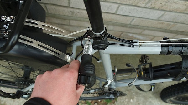 torque wrench tightening seat post collar