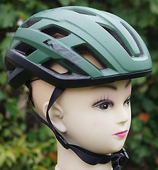 lazer strada kineticore cycling helmet on dummy head