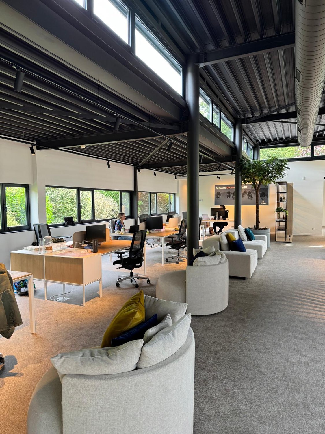 Le mobilier de bureau Lapalma, chêne clair et blanc