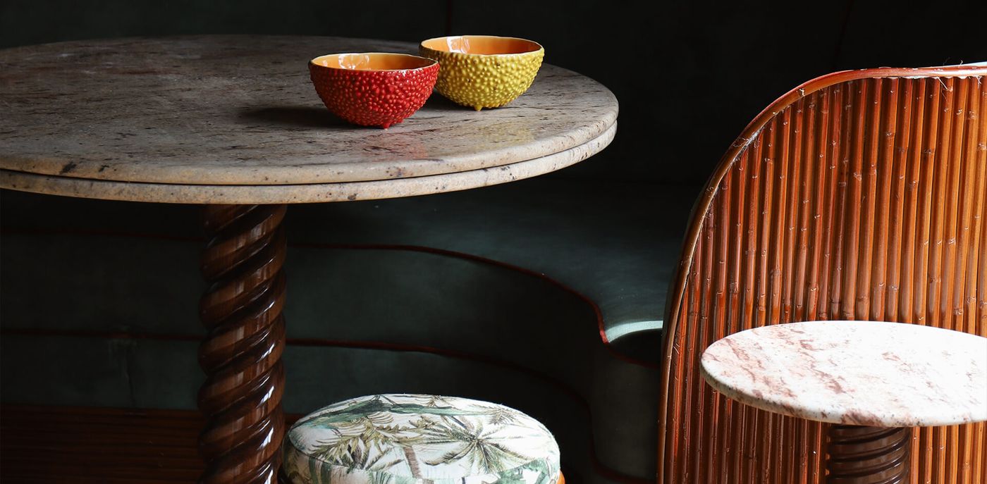 Table en marbre au pied torsadé et bols en céramique