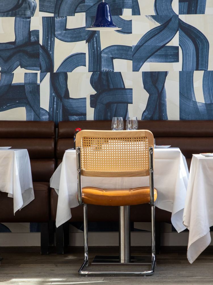 Les Petits Oignons : banquette capitonnée sous la mezzanine bleu nuit