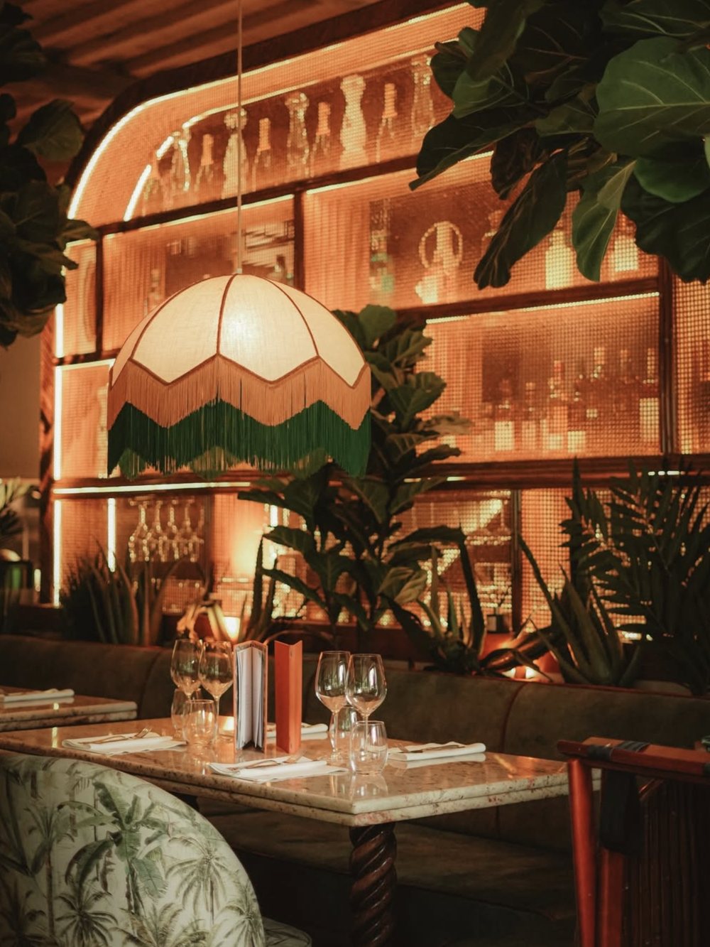 Le bar du Poncho, suspension à franges et étagères rétroéclairées