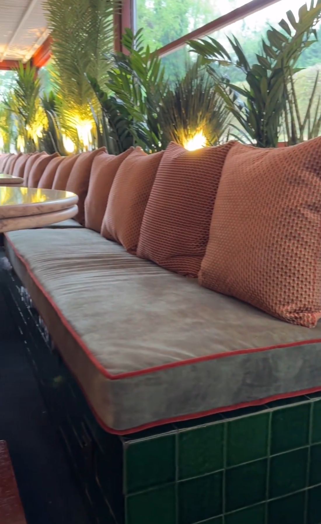 Longue banquette en velours sur soubassement de zelliges verts