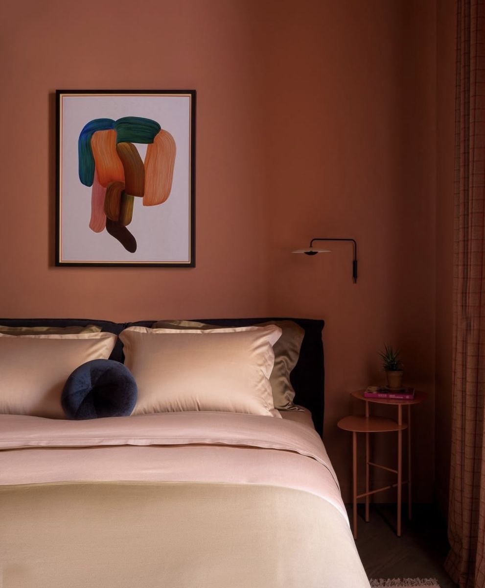Chambre aux murs peints en terracotta Argile