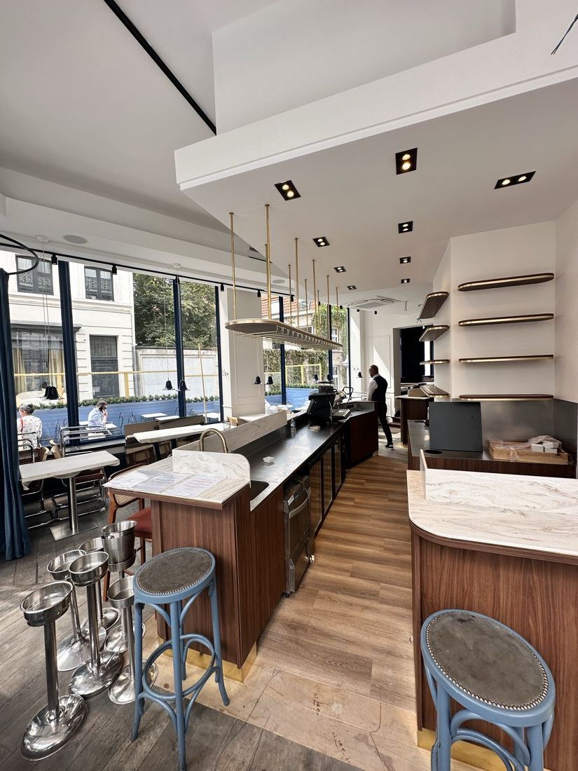 Le bar réalisé, en bois et laiton