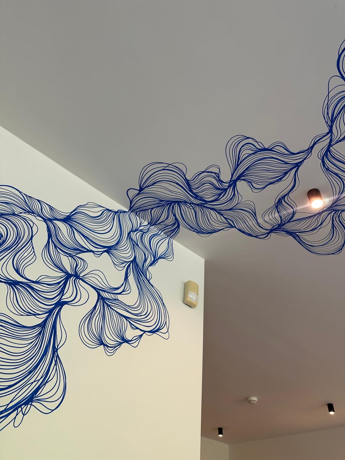 Détail de la fresque, un trait bleu continu