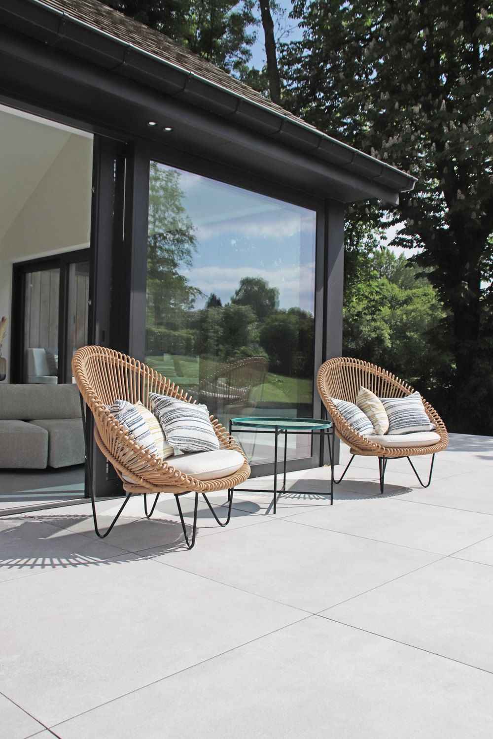Les fauteuils de la terrasse vus depuis l’intérieur