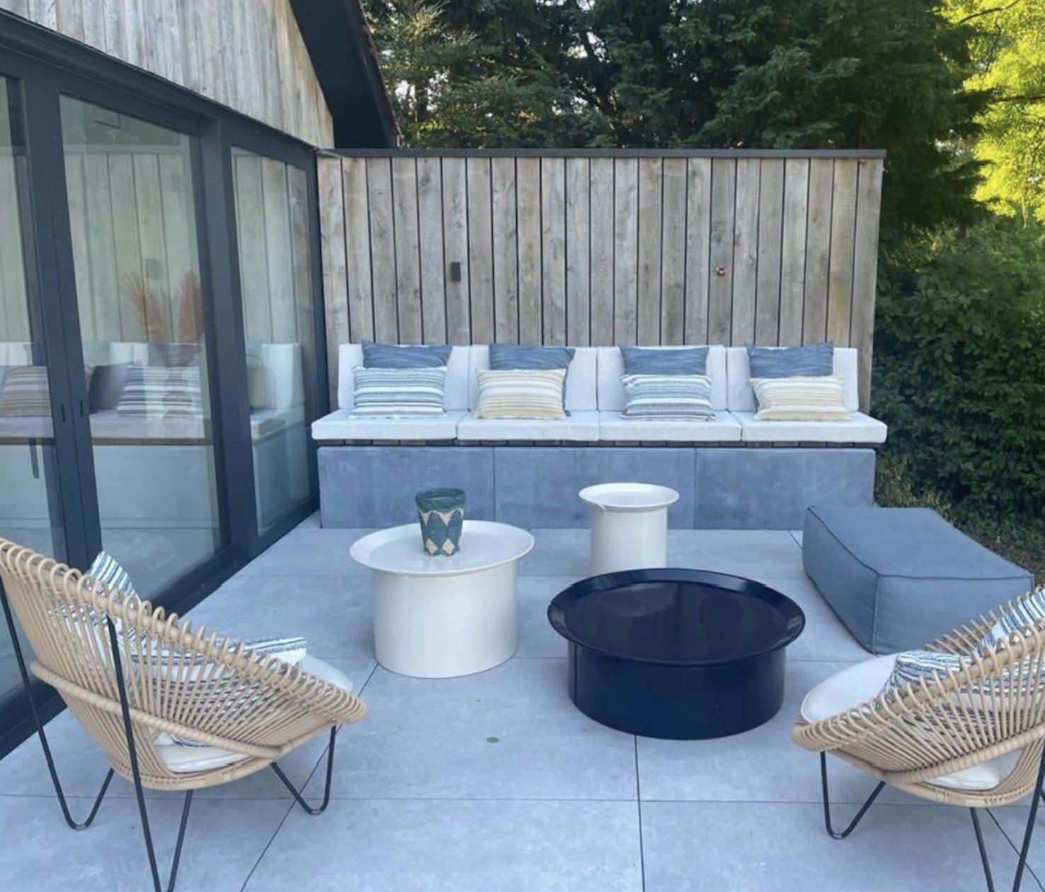 La terrasse et ses fauteuils en corde