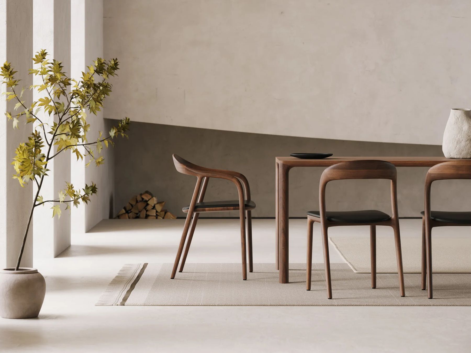 Table et chaises Artisan en noyer massif dans un intérieur aux murs en béton ciré