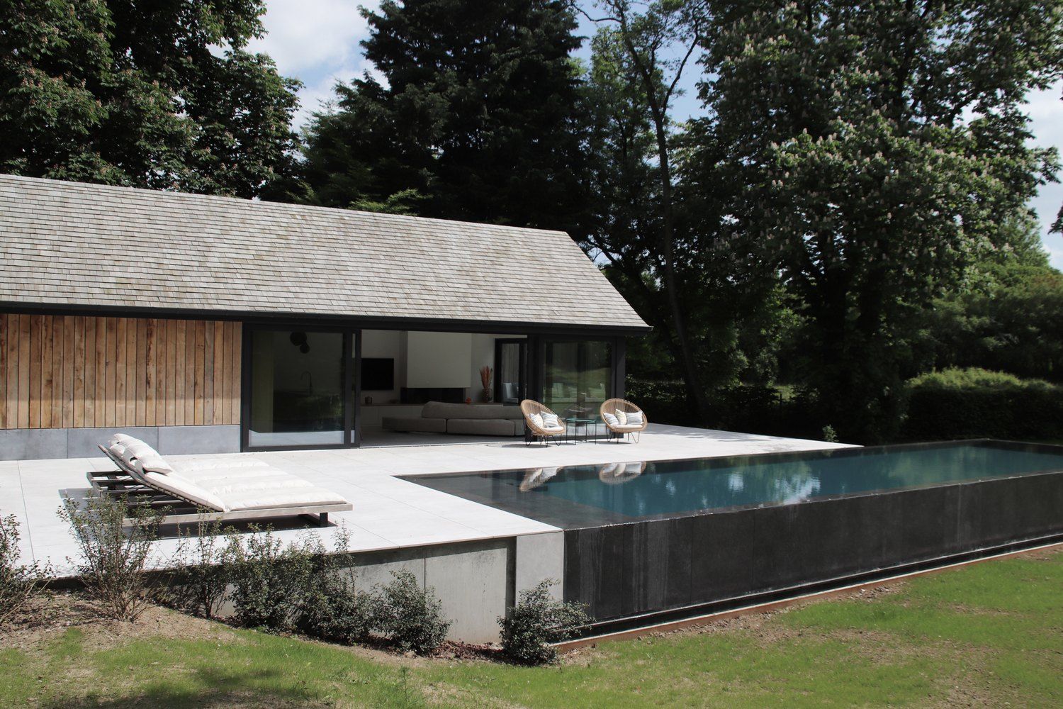 Poolhouse à Lasne au bord de la piscine