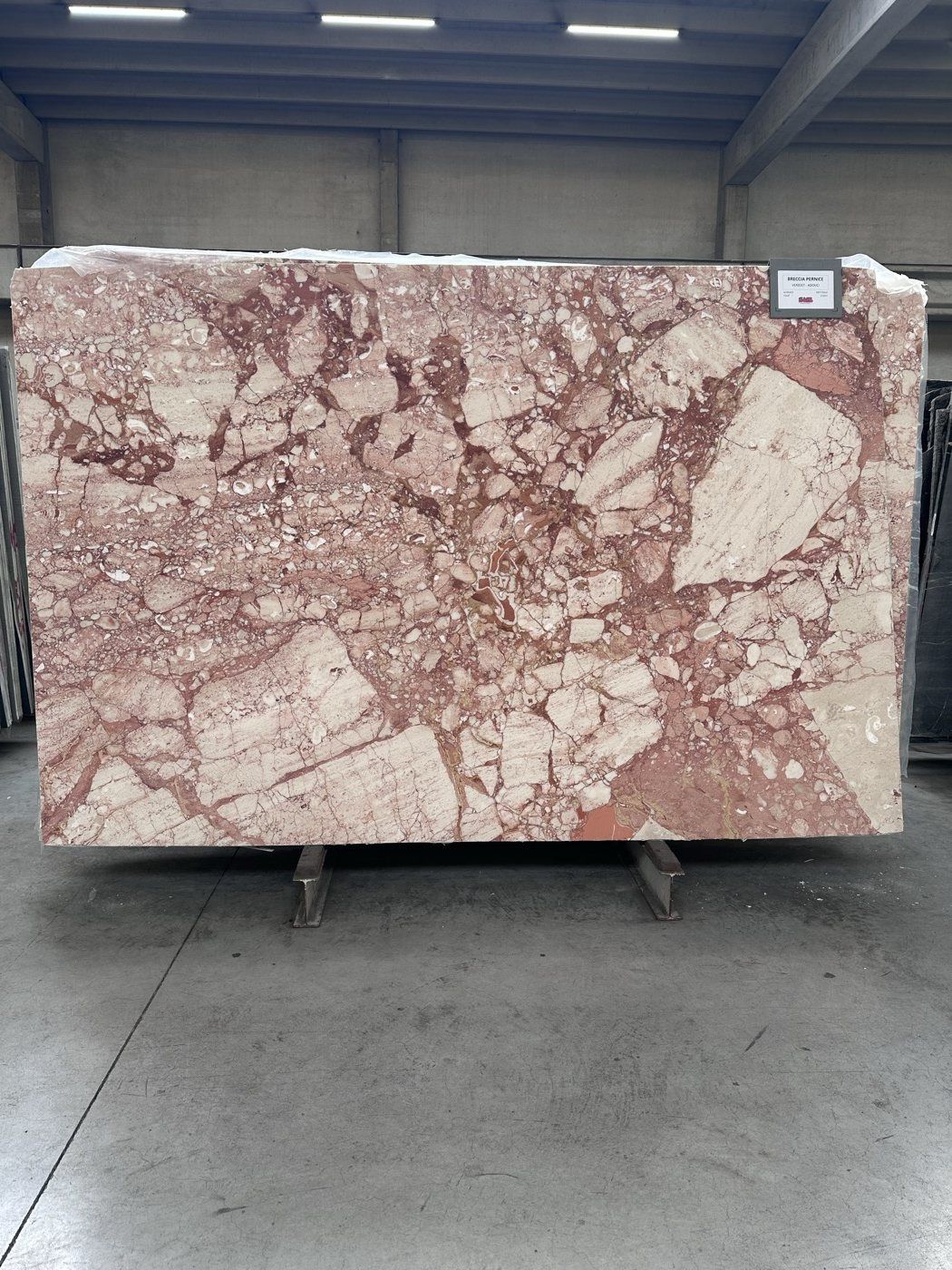 La dalle de marbre Breccia Pernice choisie chez le marbrier