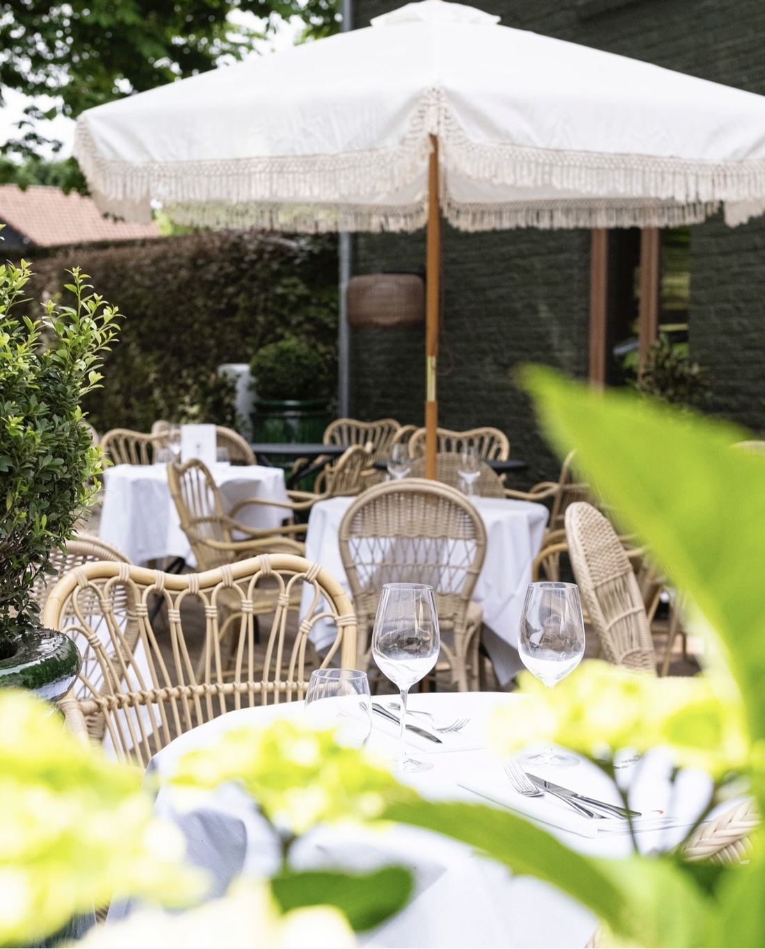 Table dressée sous un parasol à franges