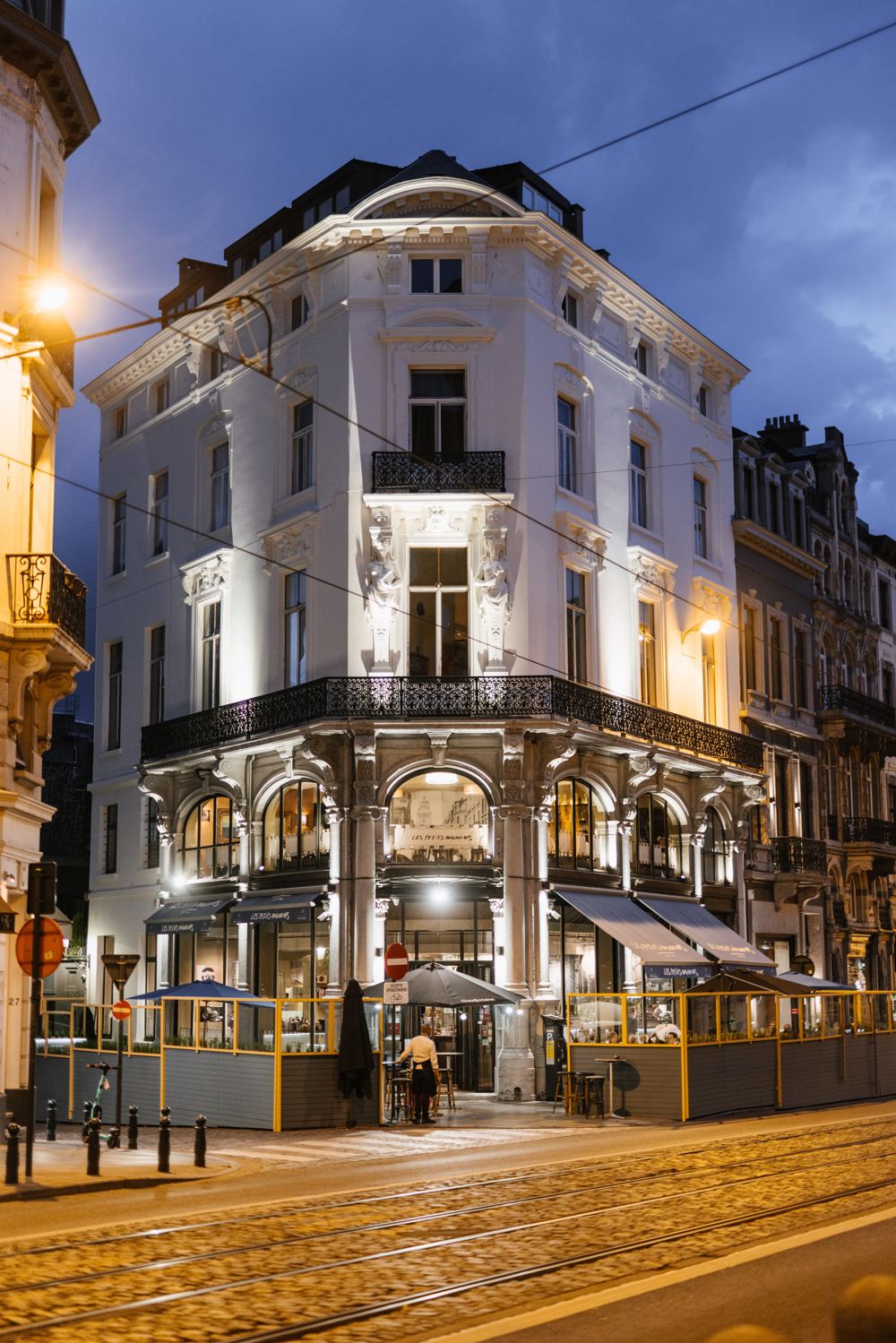 La façade des Petits Oignons le soir, à Bruxelles