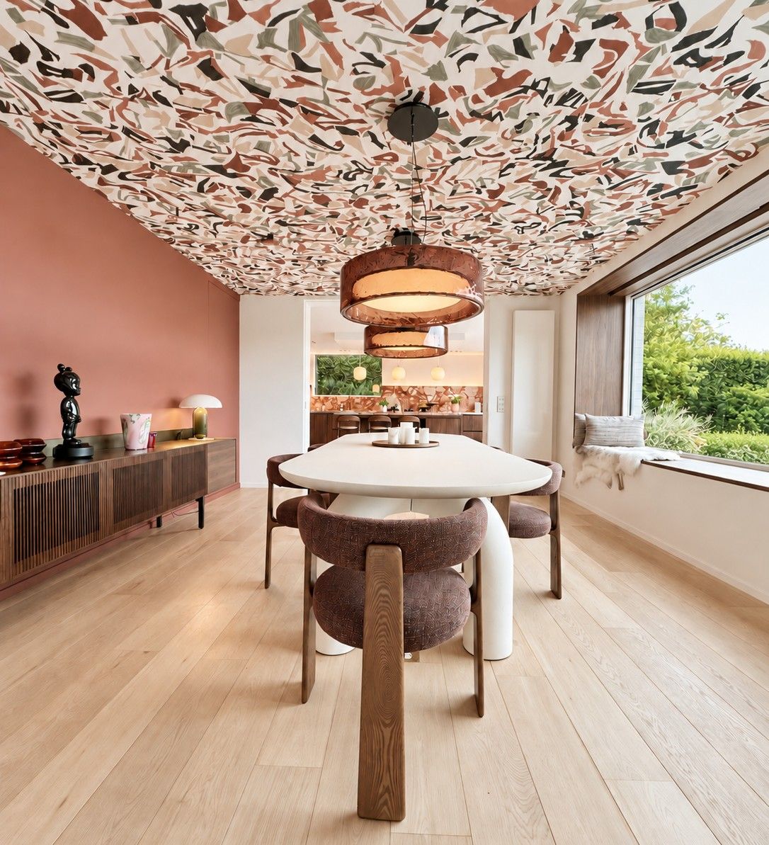 Le plafond en papier peint sur mesure, au-dessus de la salle à manger