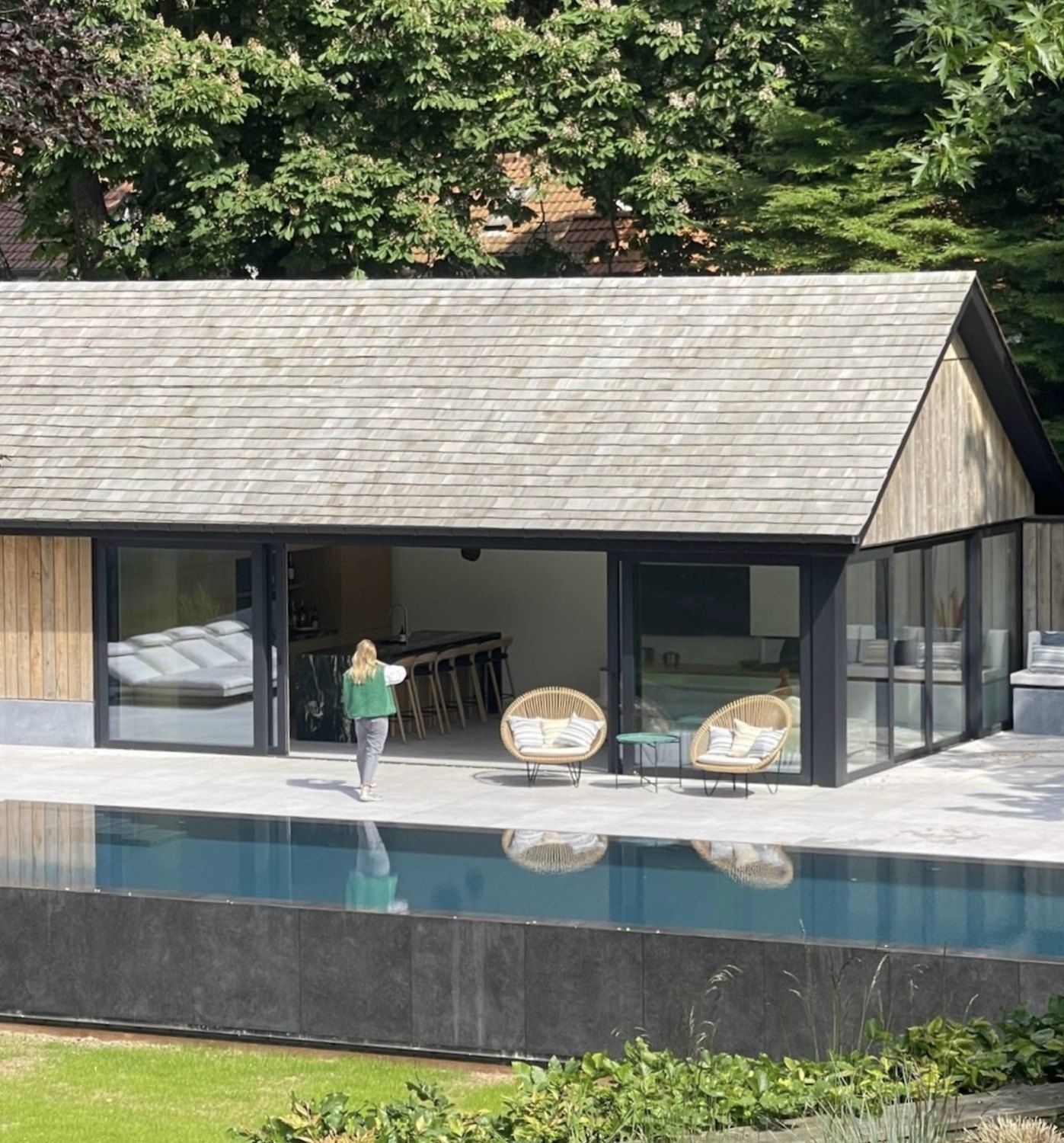 Le poolhouse ouvert sur la piscine
