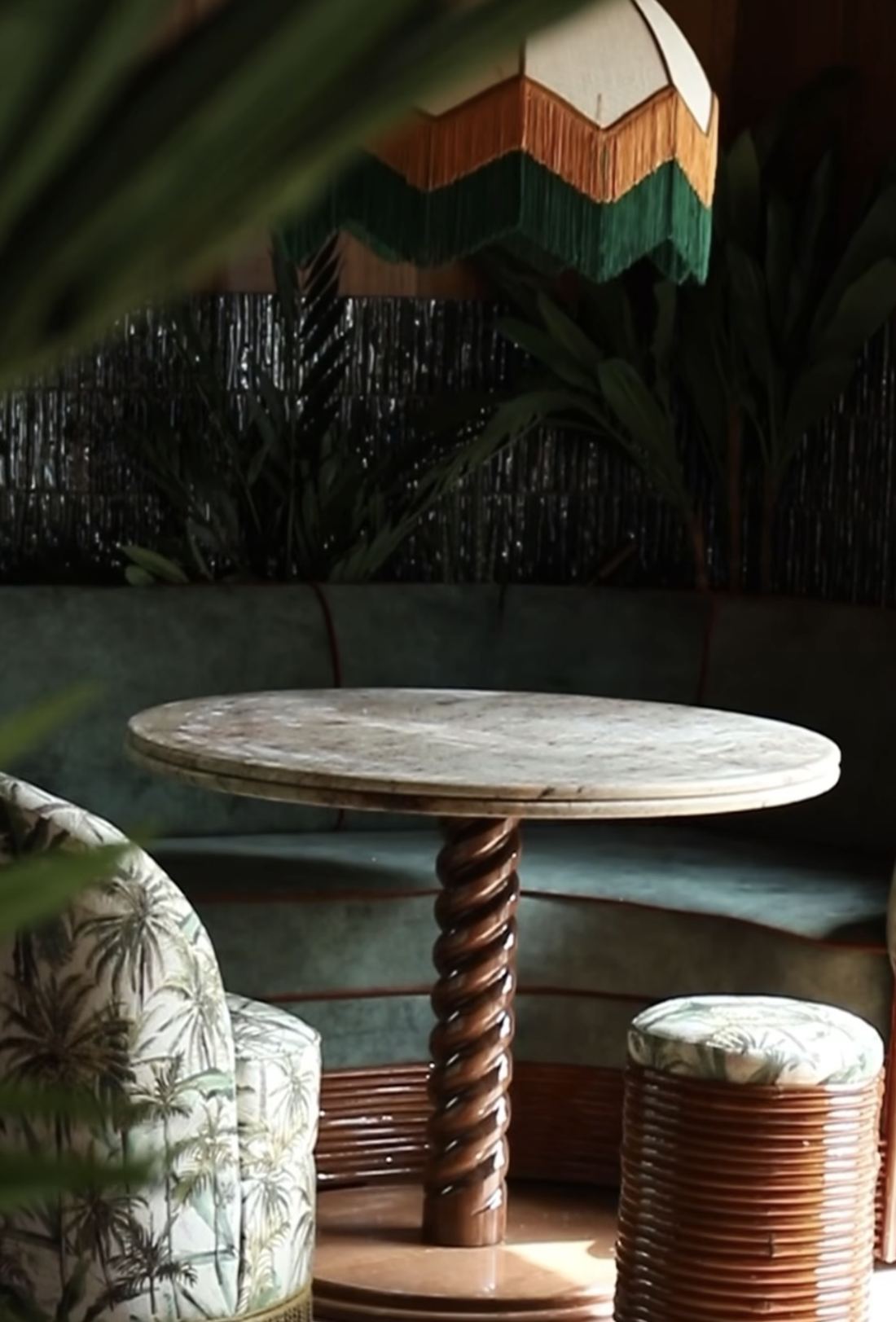 Table en marbre à pied torsadé et fauteuil en tissu palmiers