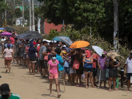 12 horas de esperas para llenar un garrafón de agua en Acapulco