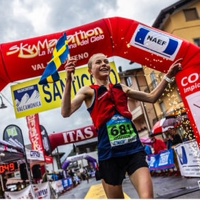 Agnes Josefsson springer över mållinjen på EM i Skyrunning
