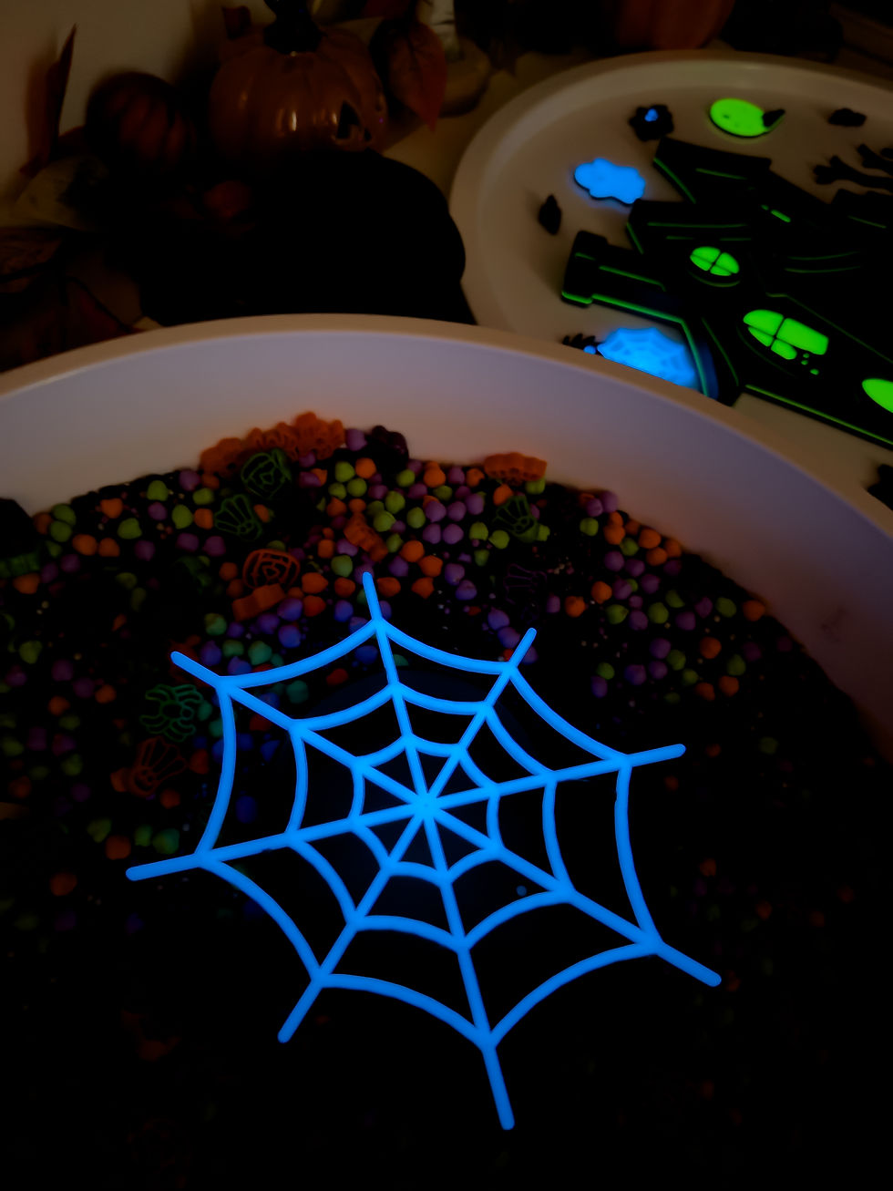 Miniatură: tavita senzoriala paianjen si panza fermecata fosforescenta glow in the dark lumineaza joaca senzoriala joc nou halloween aba