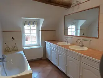 salle de bains rubis et grenat.webp