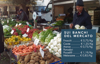 Sui banchi del mercato settimanale