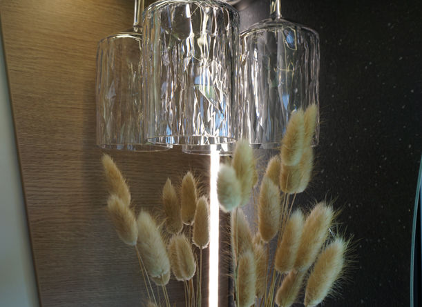 Deko und Gläser die an der Decke in der Küche verstaut sind