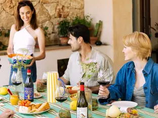 סיפור שצריך לספר אחרת: המונולוג על בקבוק יין צריך להיות בעיקר סיפור על אנשים